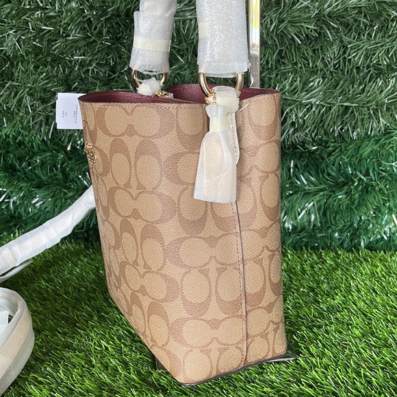 New! Coach Small Town Bucket Bag In Signature Canvas - Picture 10 of 16